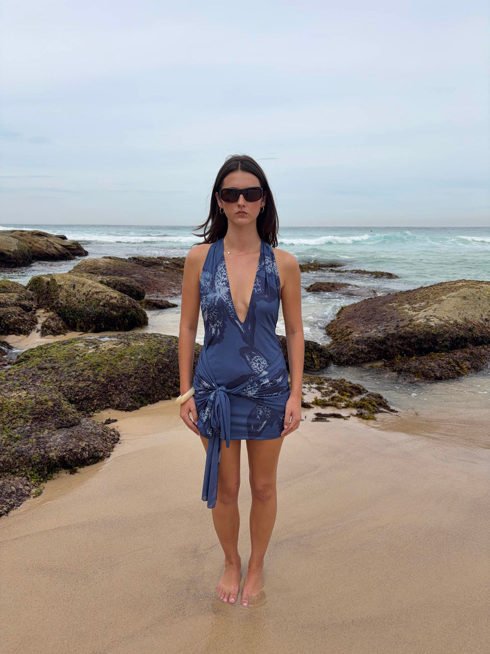 Pau halterneck kjole med blomtser - Blå