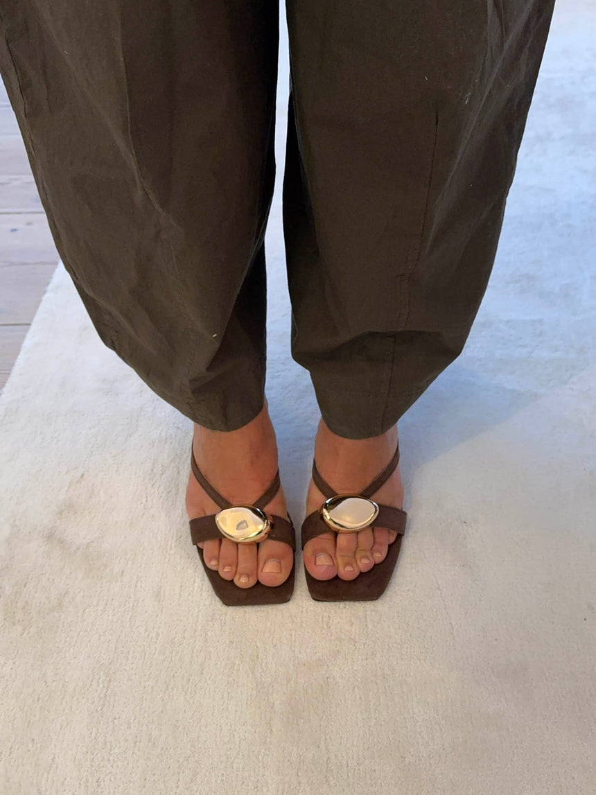 Annaline mules med gulddetalje - Brun/guld