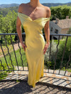 Andie off shoulder satin kjole - Gul