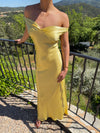 Andie off shoulder satin kjole - Gul