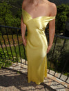Andie off shoulder satin kjole - Gul