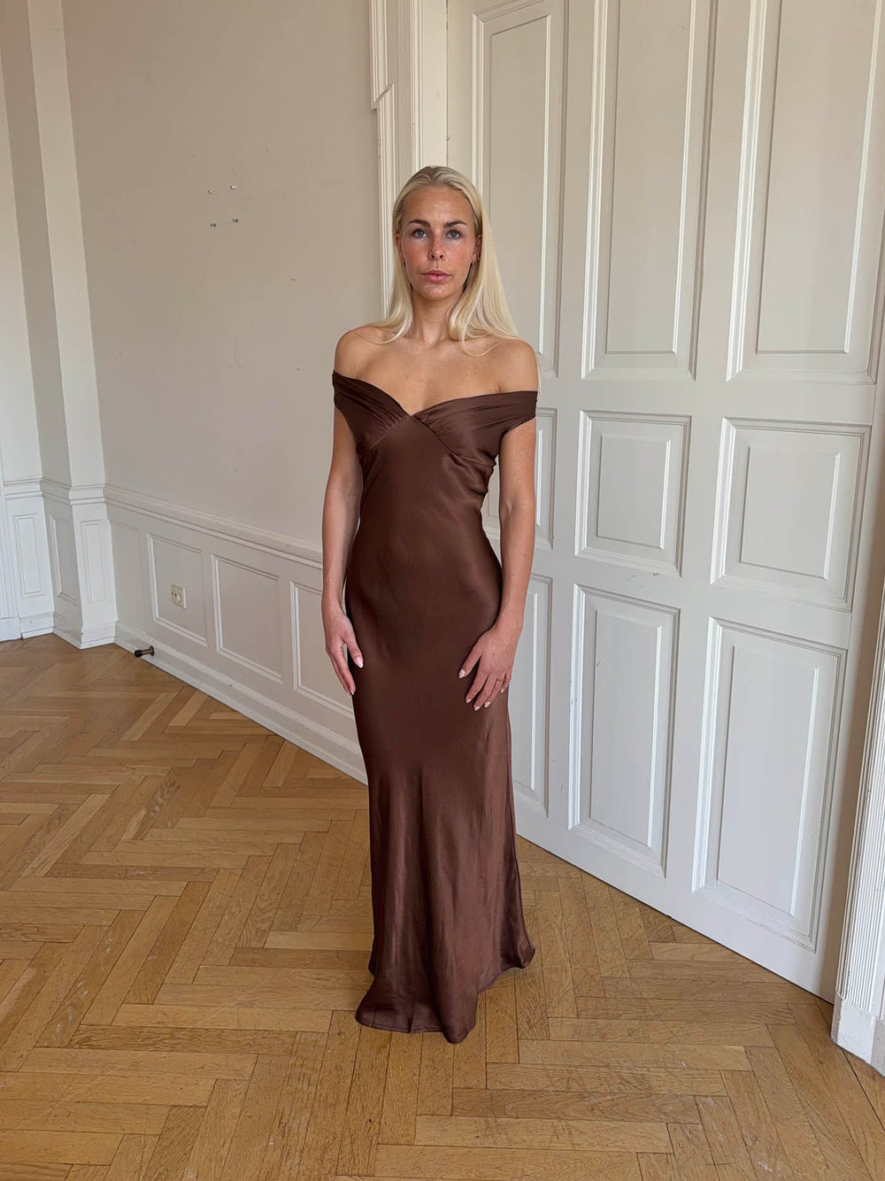 Andie off shoulder satinkjole - Brun