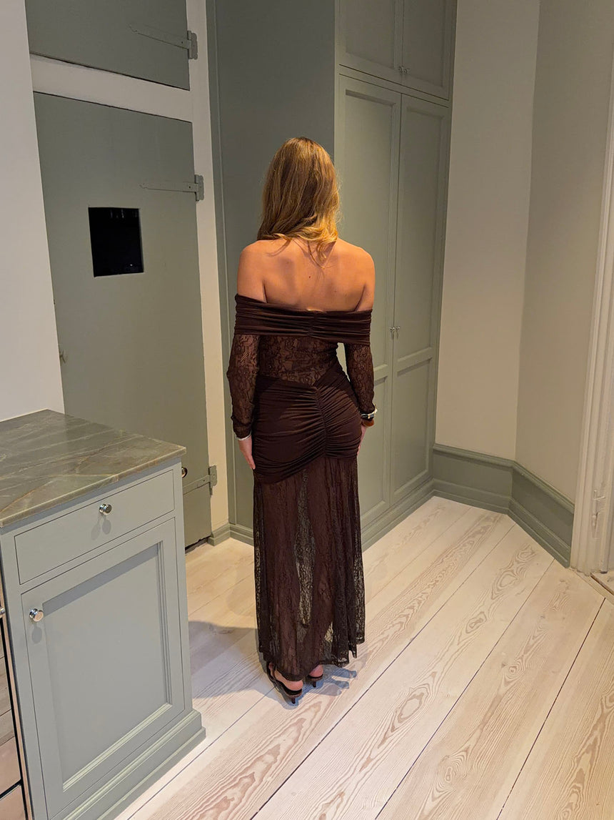 Silje off shoulder kjole med blonder - Brun