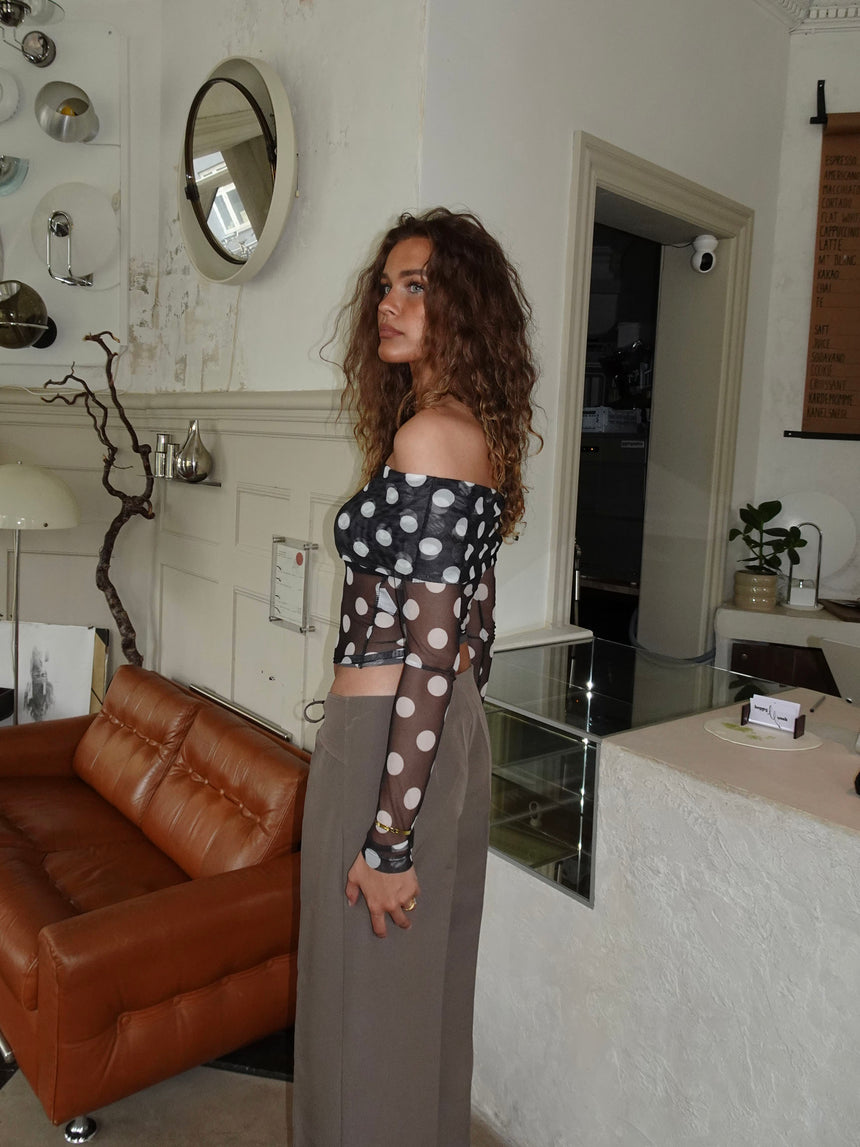 Alba off shoulder top med polkaprikker - Sort/hvid
