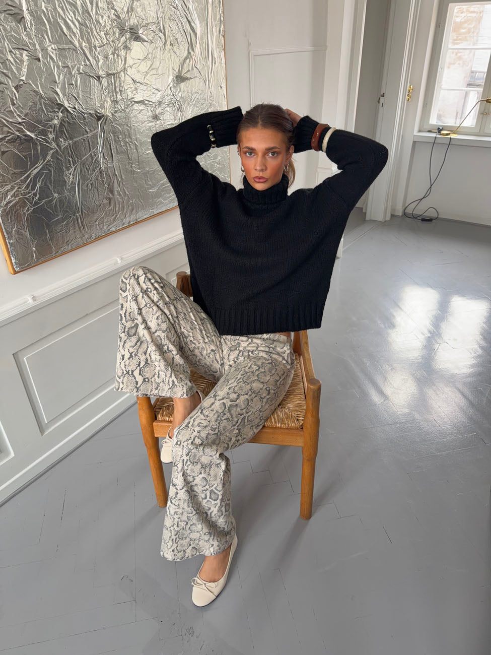 Valdamara oversized striktrøje med turtleneck - Sort