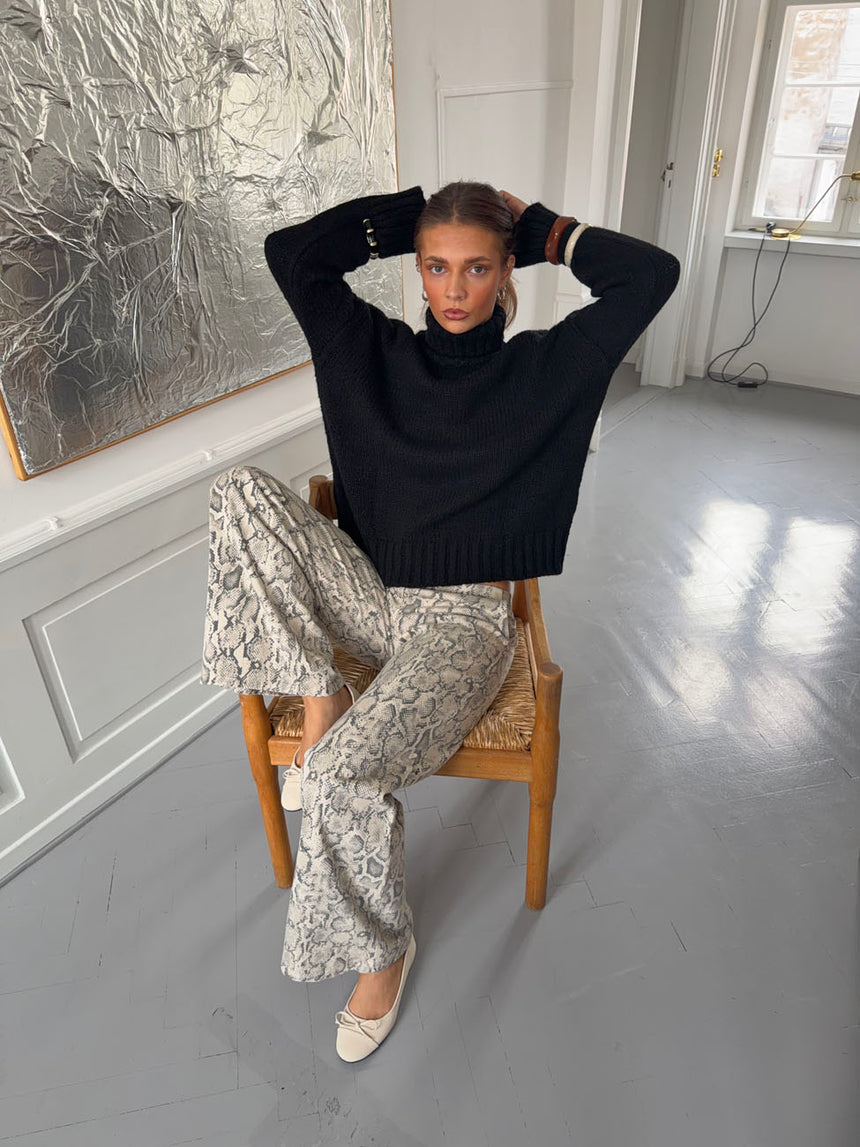 Valdamara oversized striktrøje med turtleneck - Sort