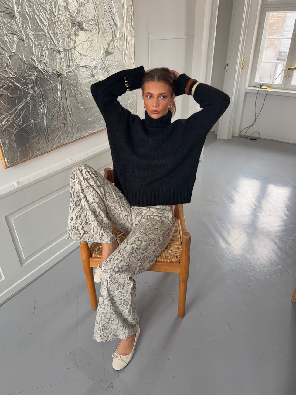 Valdamara oversized striktrøje med turtleneck - Sort