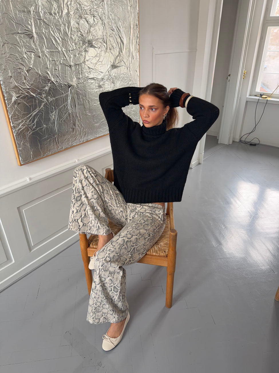 Valdamara oversized striktrøje med turtleneck - Sort