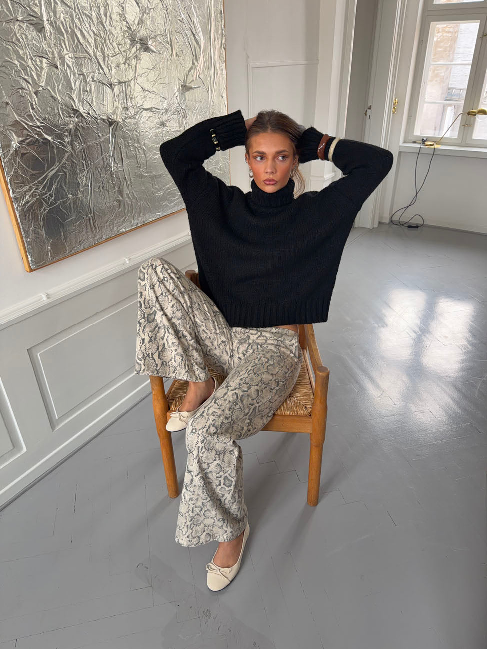 Valdamara oversized striktrøje med turtleneck - Sort