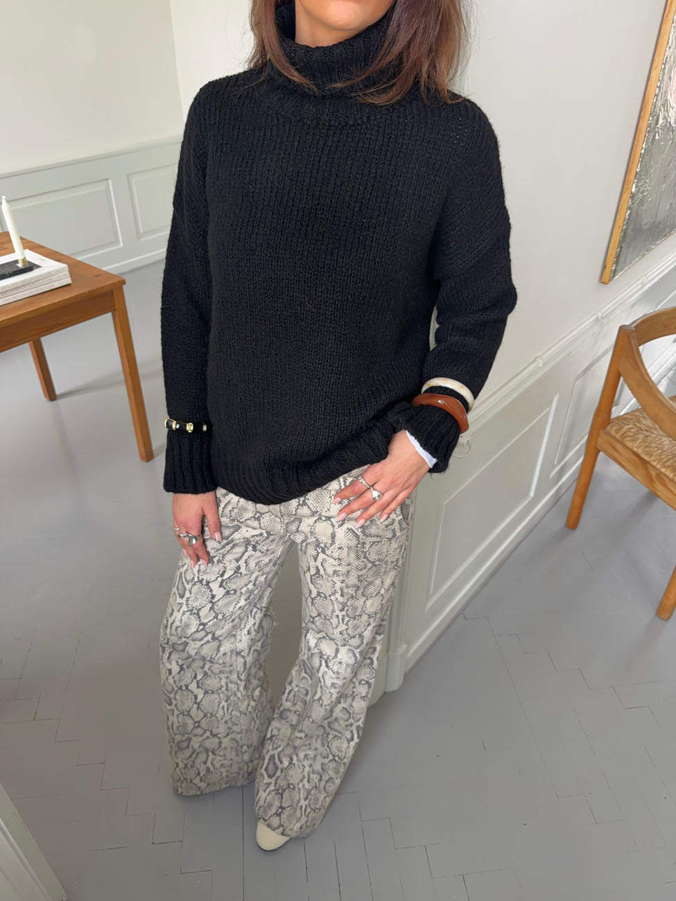 Valdamara oversized striktrøje med turtleneck - Sort