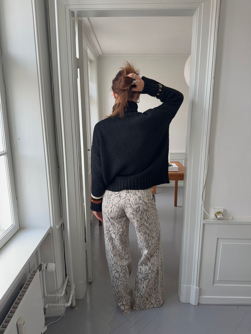 Valdamara oversized striktrøje med turtleneck - Sort