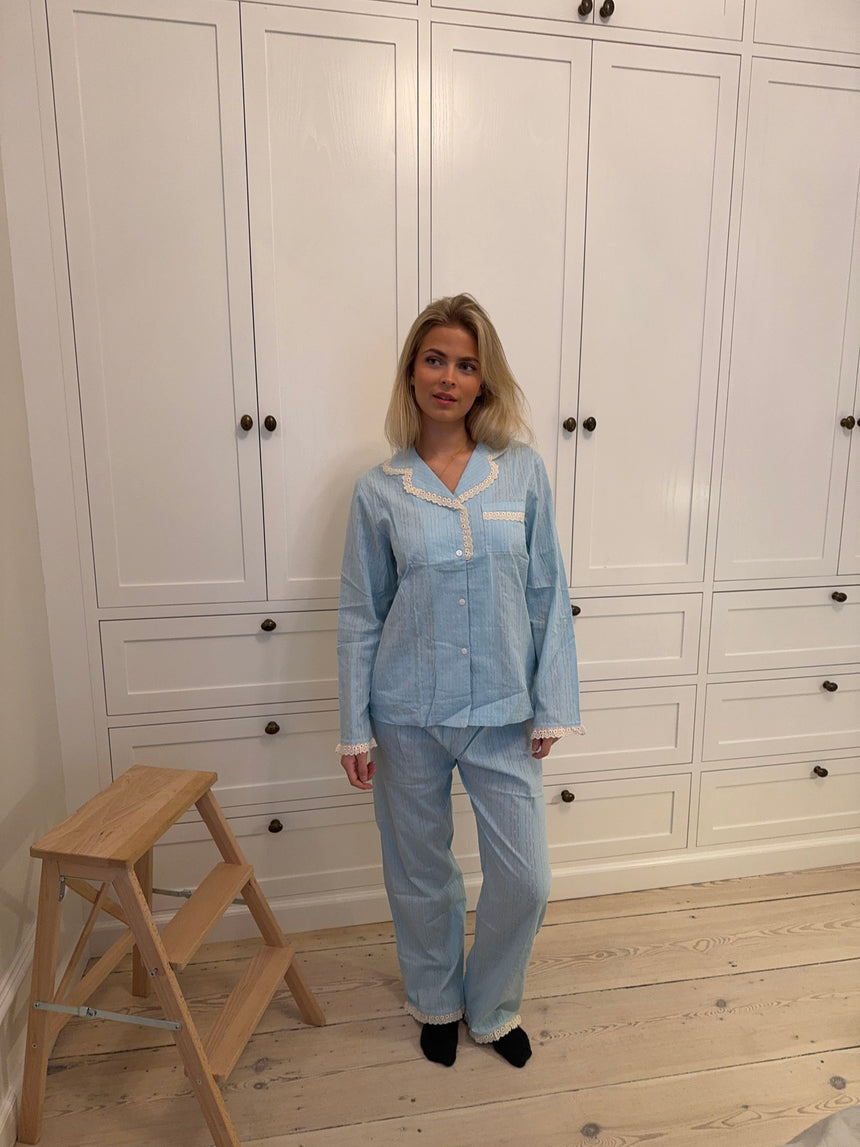 Carol pyjamas sæt med blonder - Lyseblå