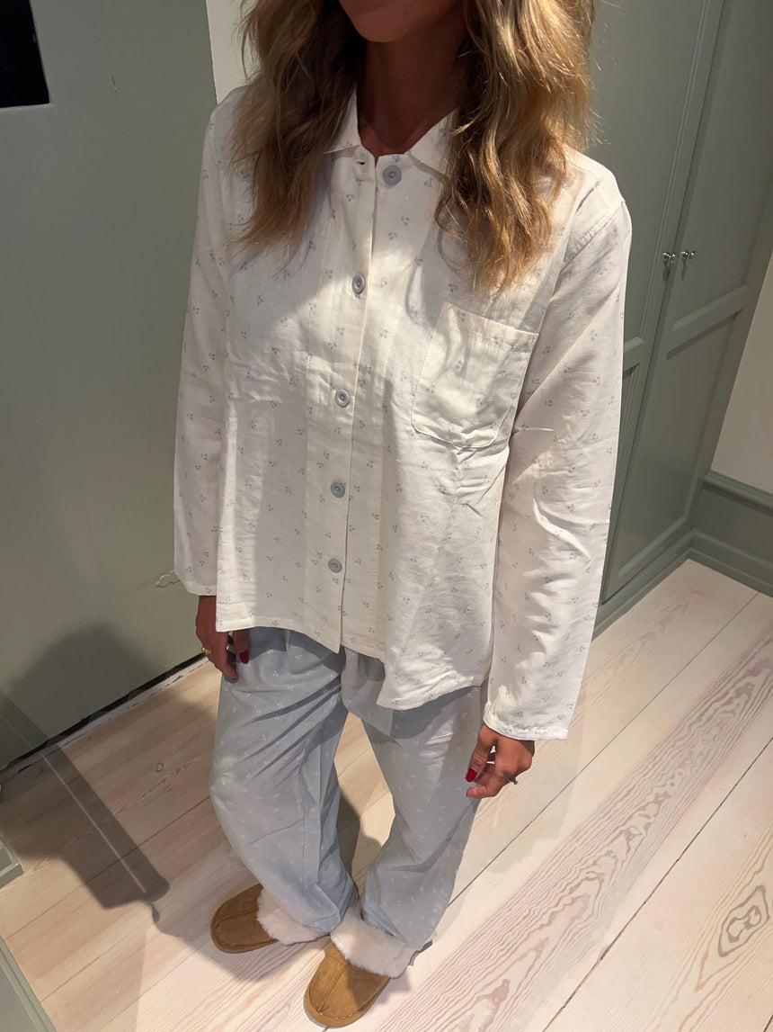 Kallie pyjamas sæt med kirsebær - Hvid/blå