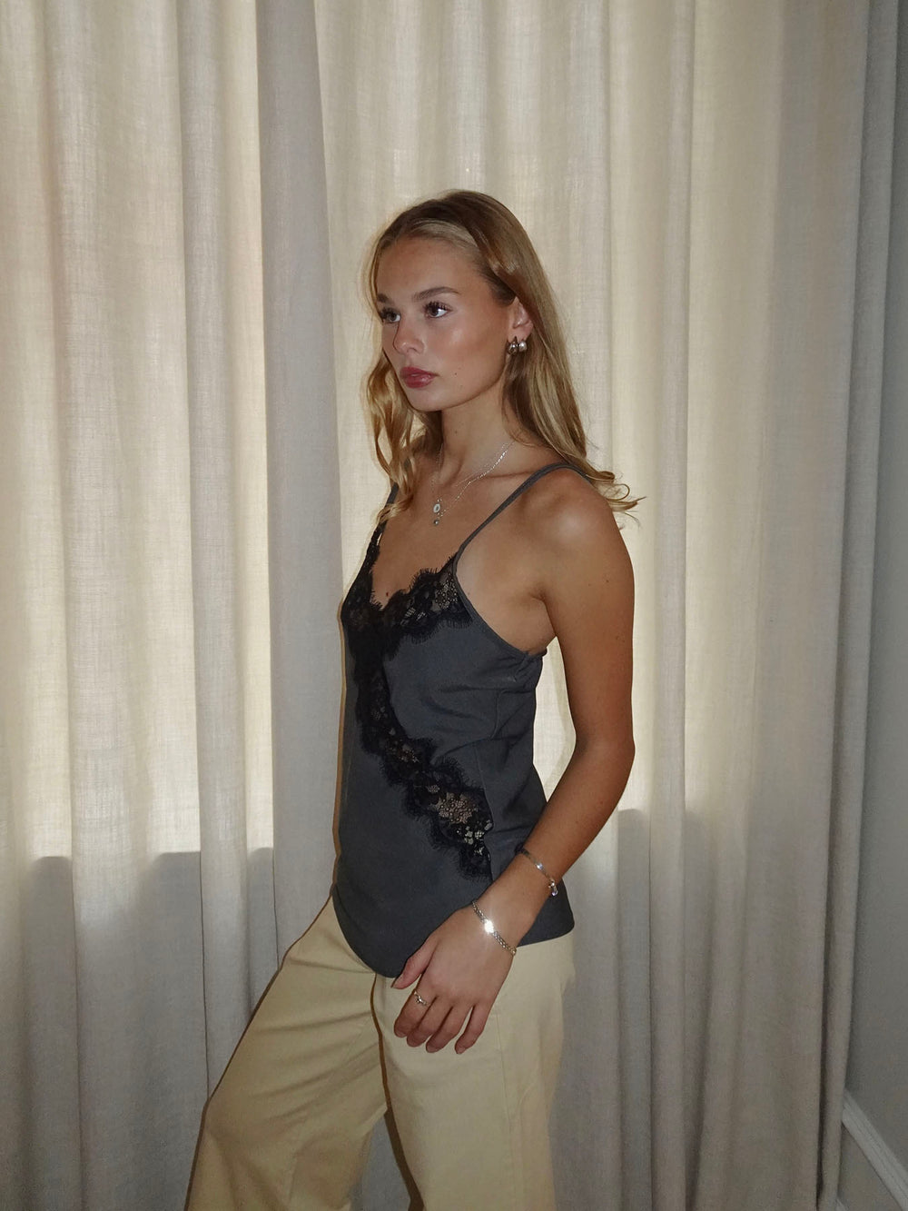 Ava satin top med blonder - Grå/sort