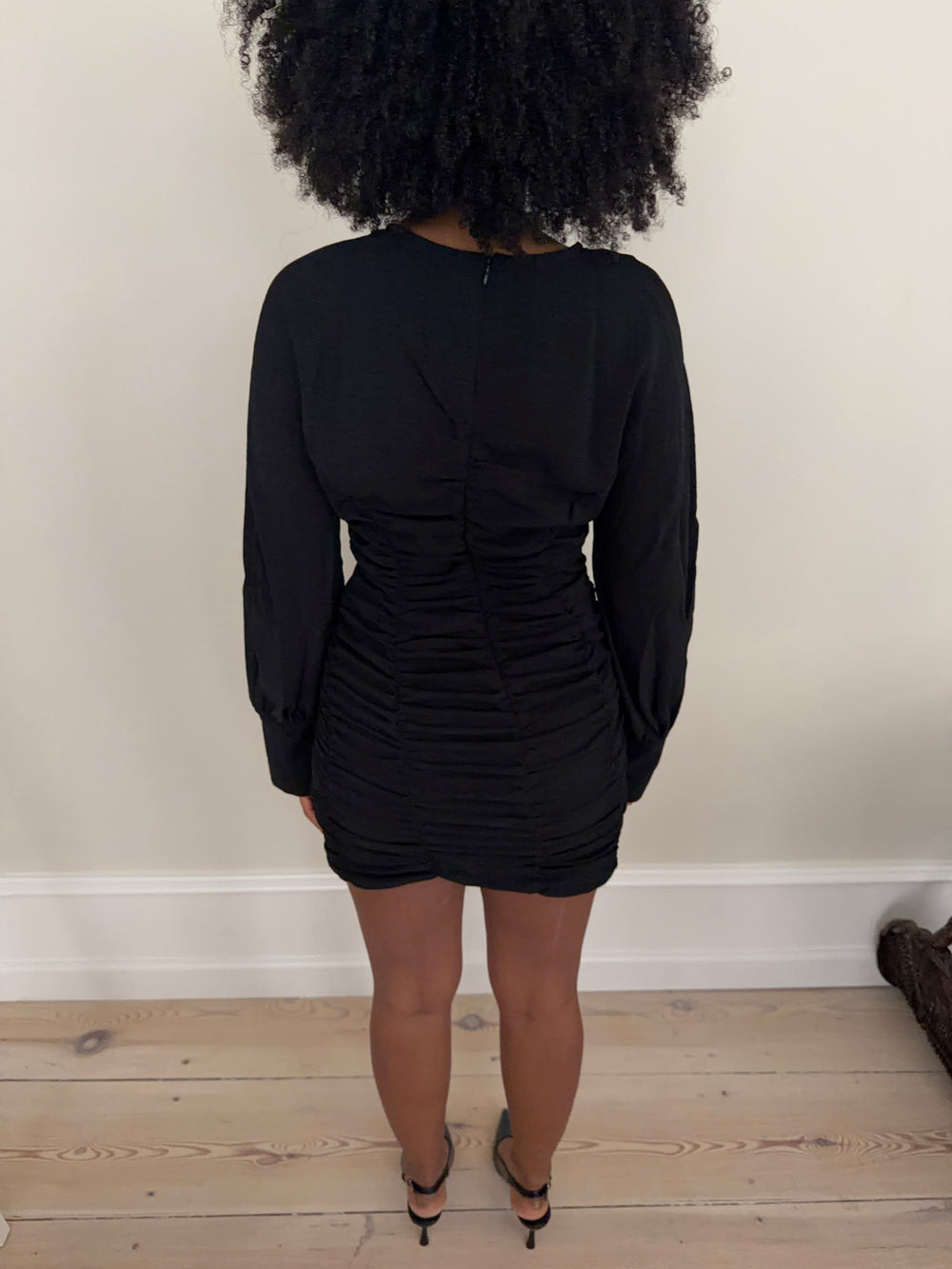 Anna Olympia scrunchkjole - Sort