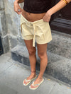 Filippa shorts med spænde - Lys gul