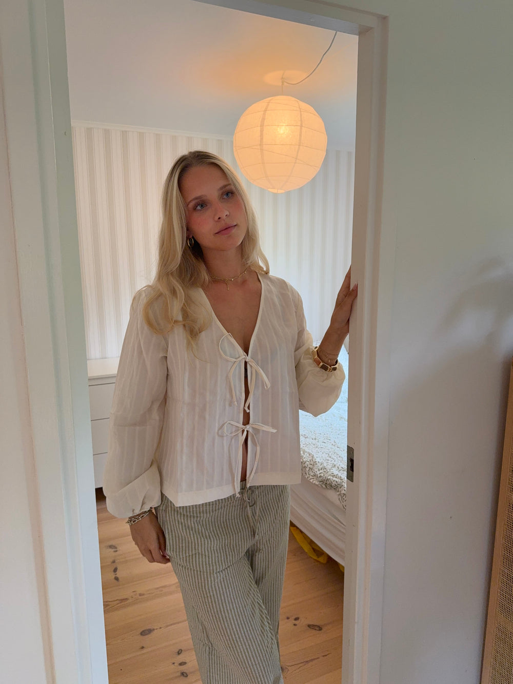 Tuniva bluse med bindedetaljer - Off white