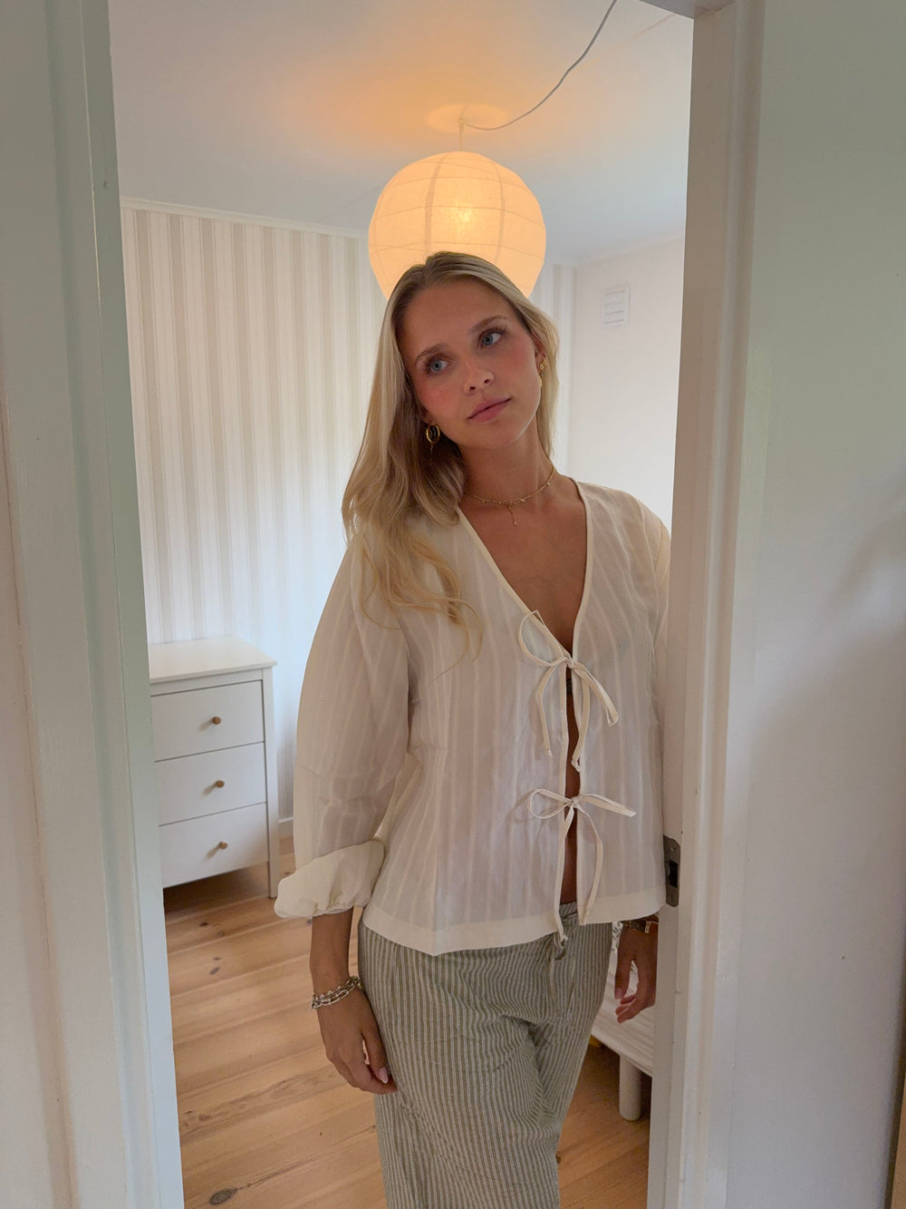 Tuniva bluse med bindedetaljer - Off white
