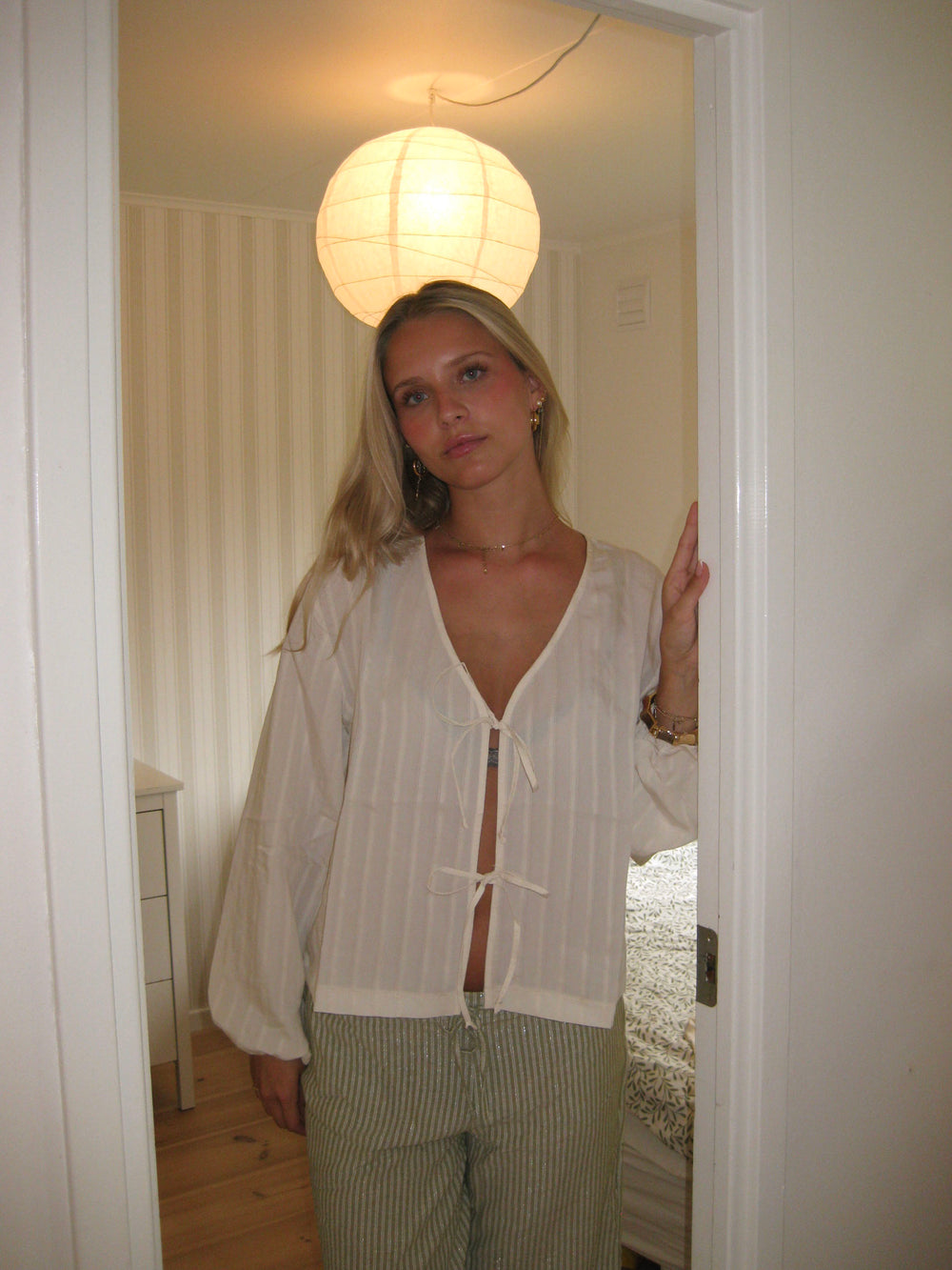 Tuniva bluse med bindedetaljer - Off white