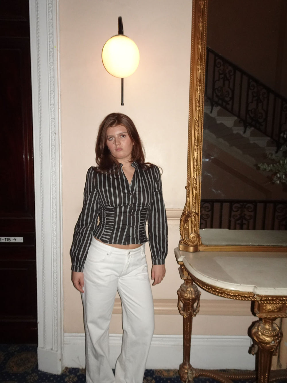 Julianna tætsiddende skjorte med striber - Brun/hvid