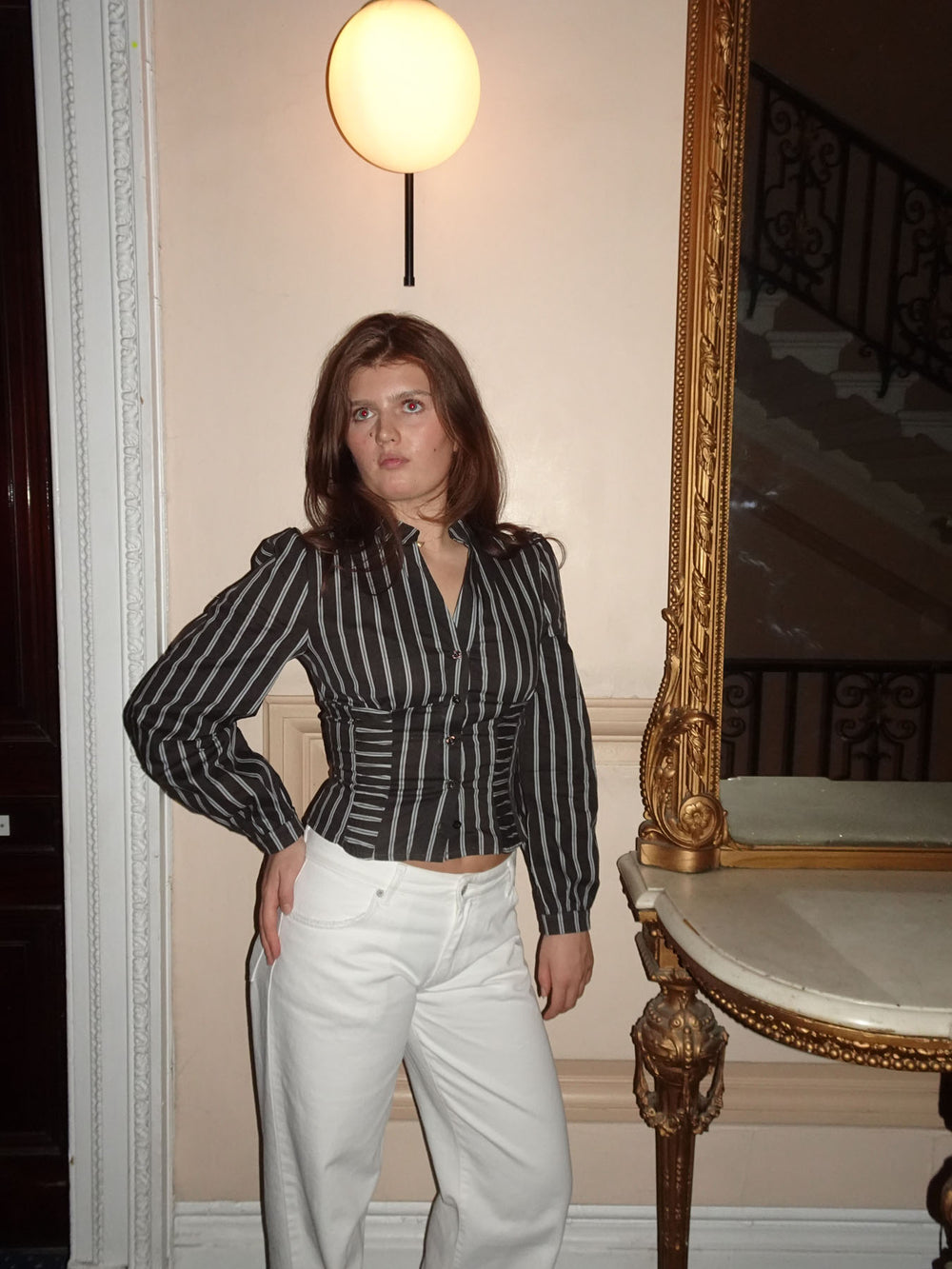 Julianna tætsiddende skjorte med striber - Brun/hvid