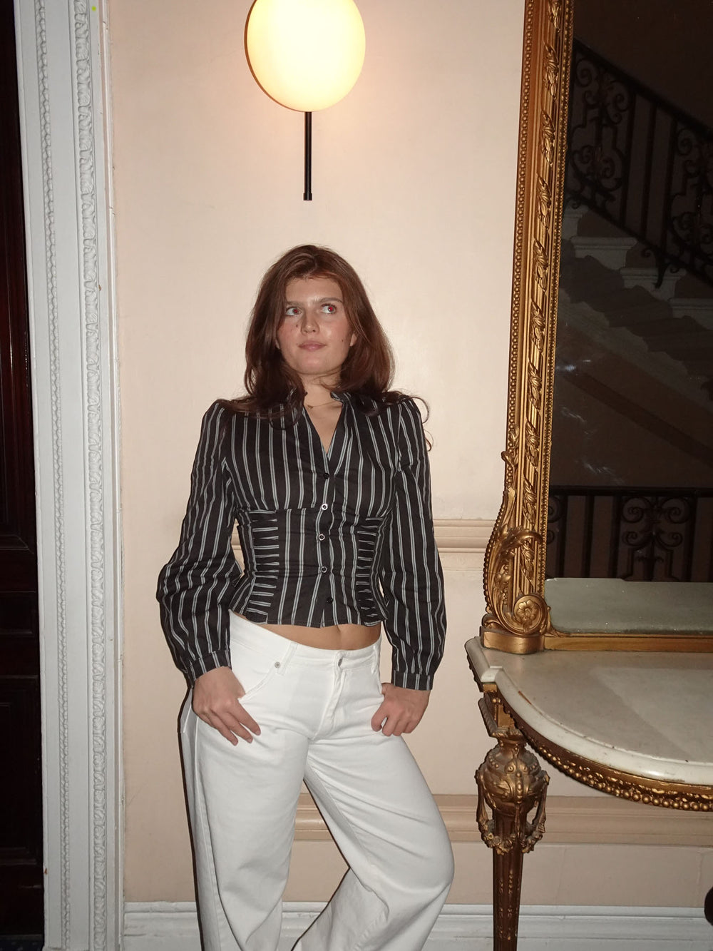 Julianna tætsiddende skjorte med striber - Brun/hvid