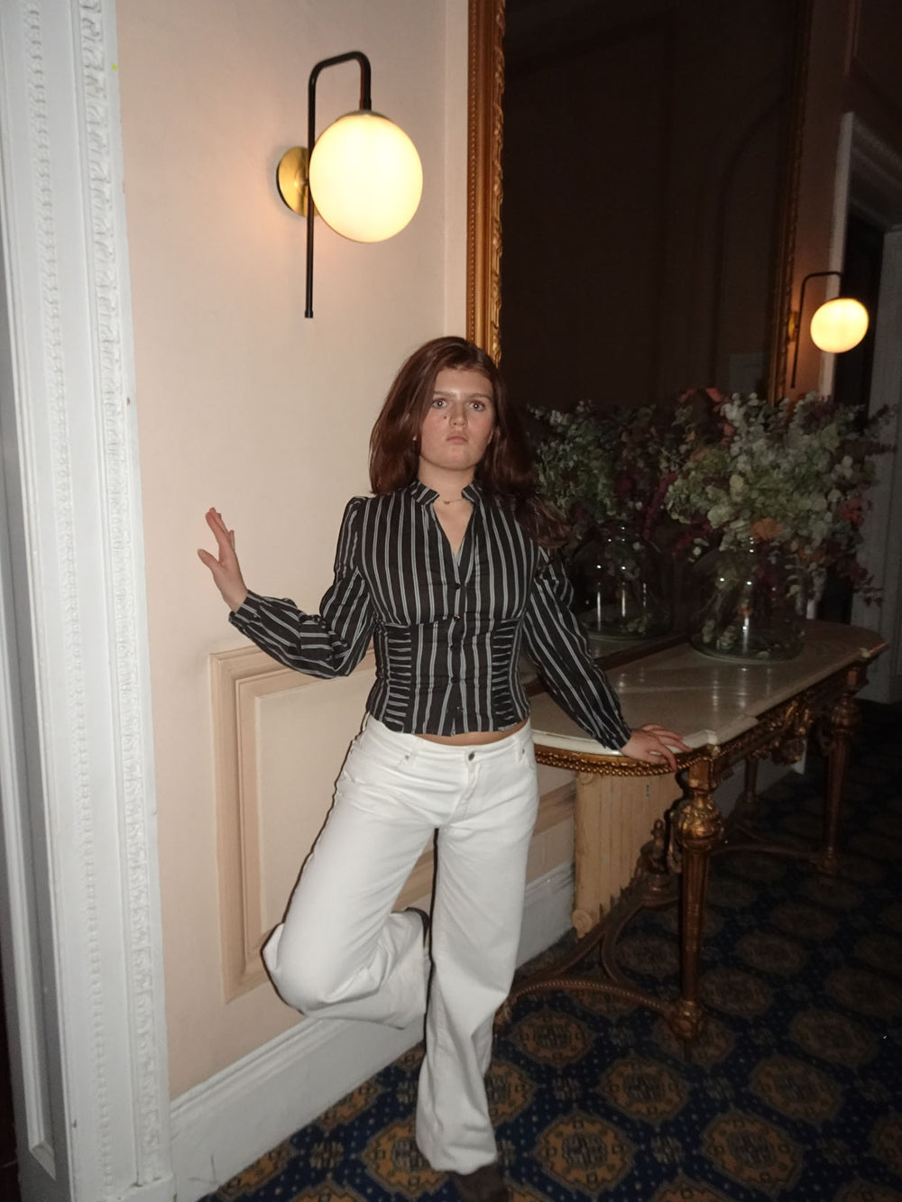 Julianna tætsiddende skjorte med striber - Brun/hvid