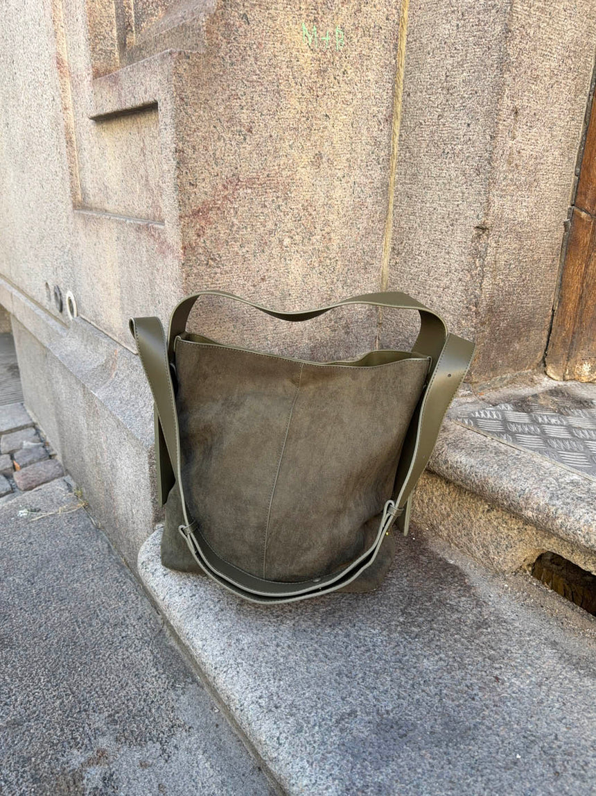 Sile skuldertaske i ruskind med sidelommer - Kaki