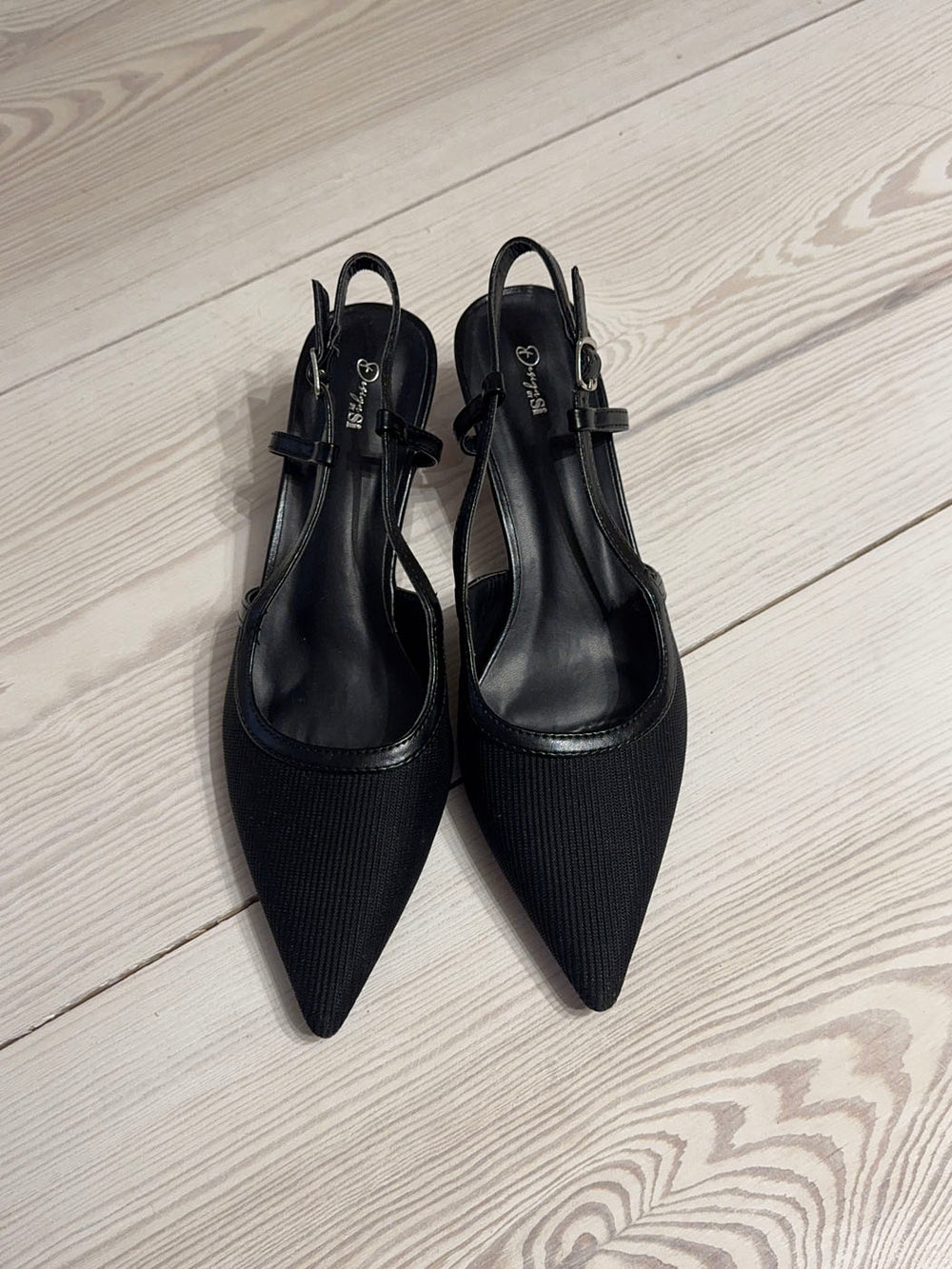 Suzanne slingback hæle med detaljer - Sort