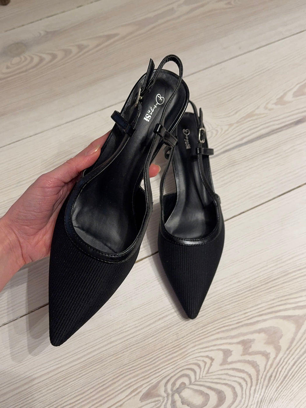 Suzanne slingback hæle med detaljer - Sort