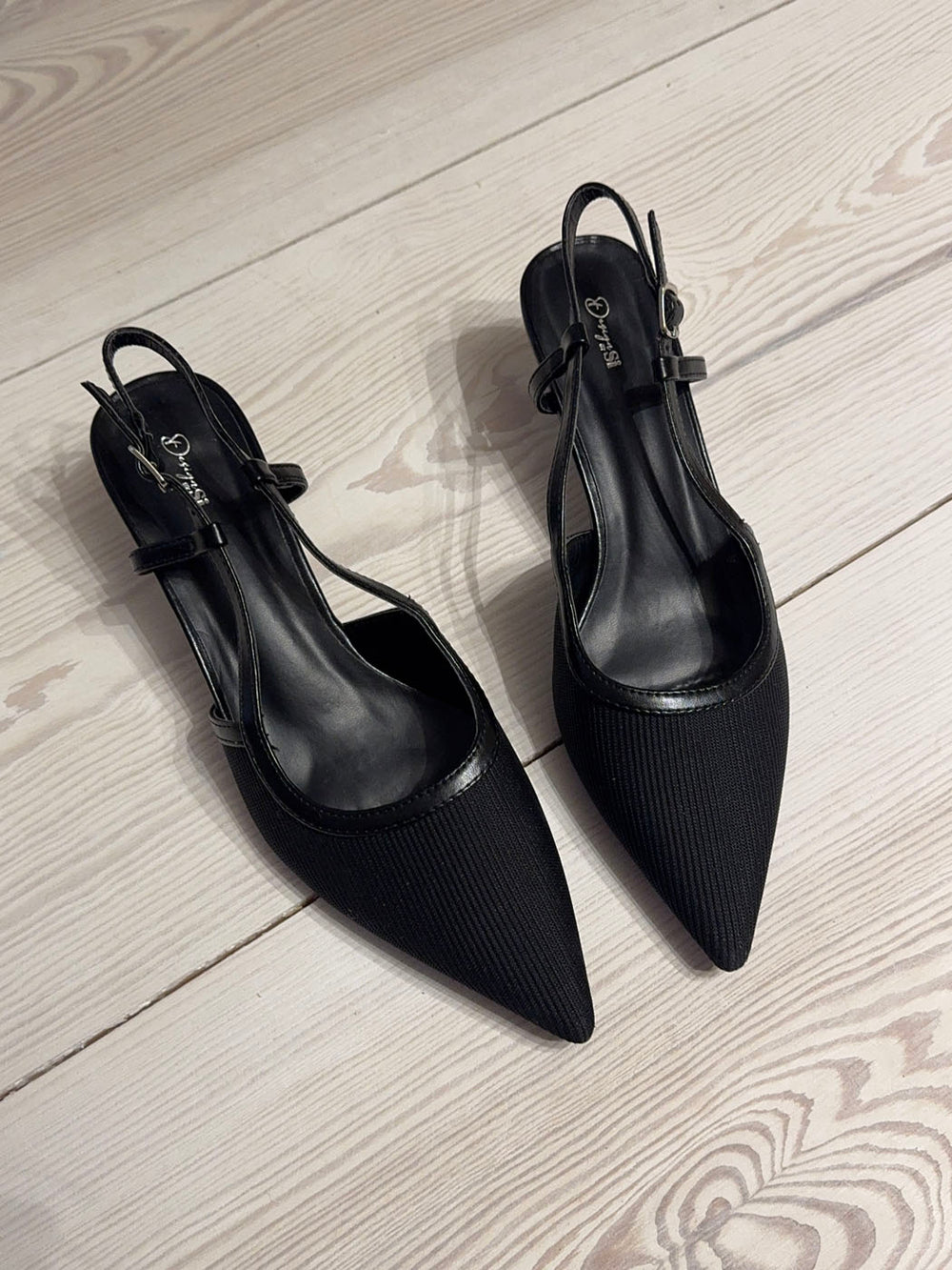 Suzanne slingback hæle med detaljer - Sort