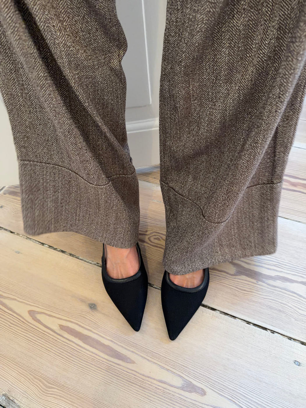 Suzanne slingback hæle med detaljer - Sort