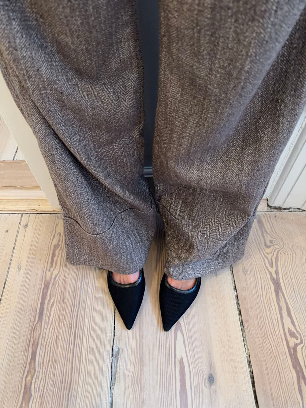 Suzanne slingback hæle med detaljer - Sort