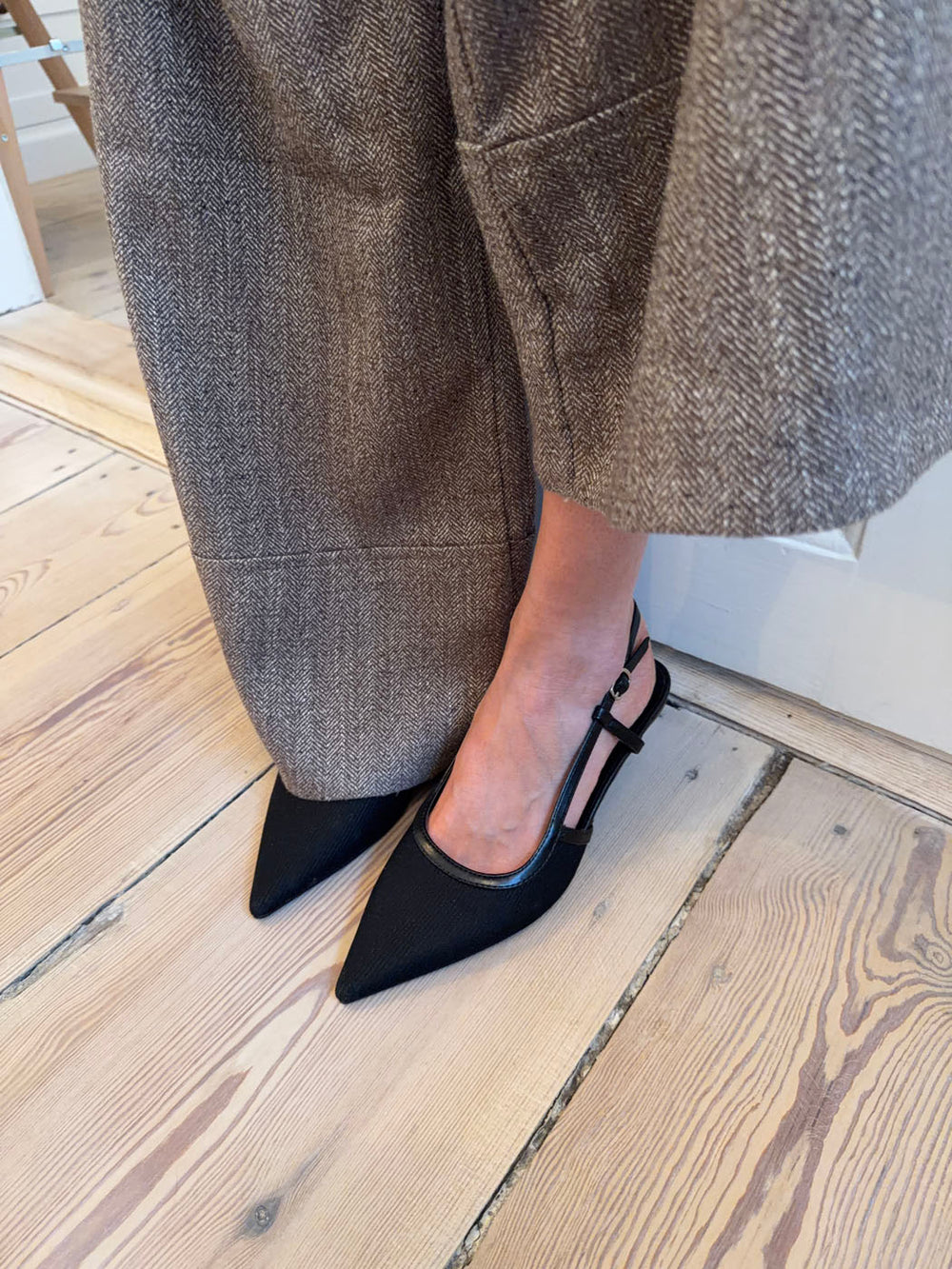 Suzanne slingback hæle med detaljer - Sort