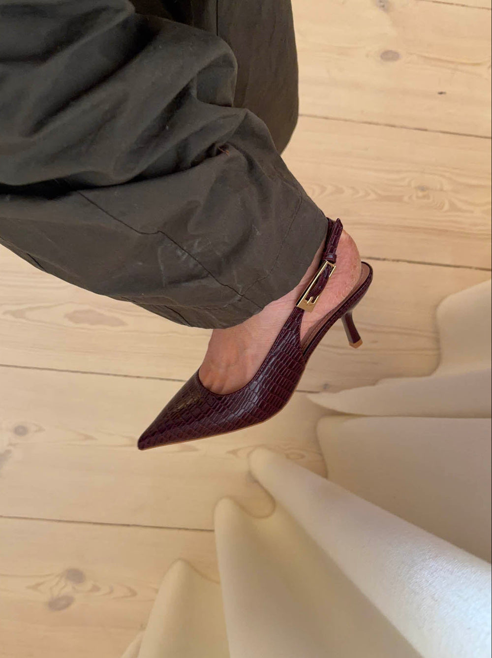 Karline slingback mules med krokodilleprint - Mørkerød