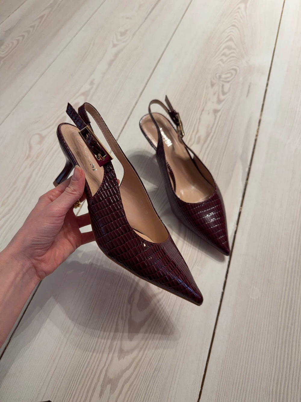 Karline slingback mules med krokodilleprint - Mørkerød