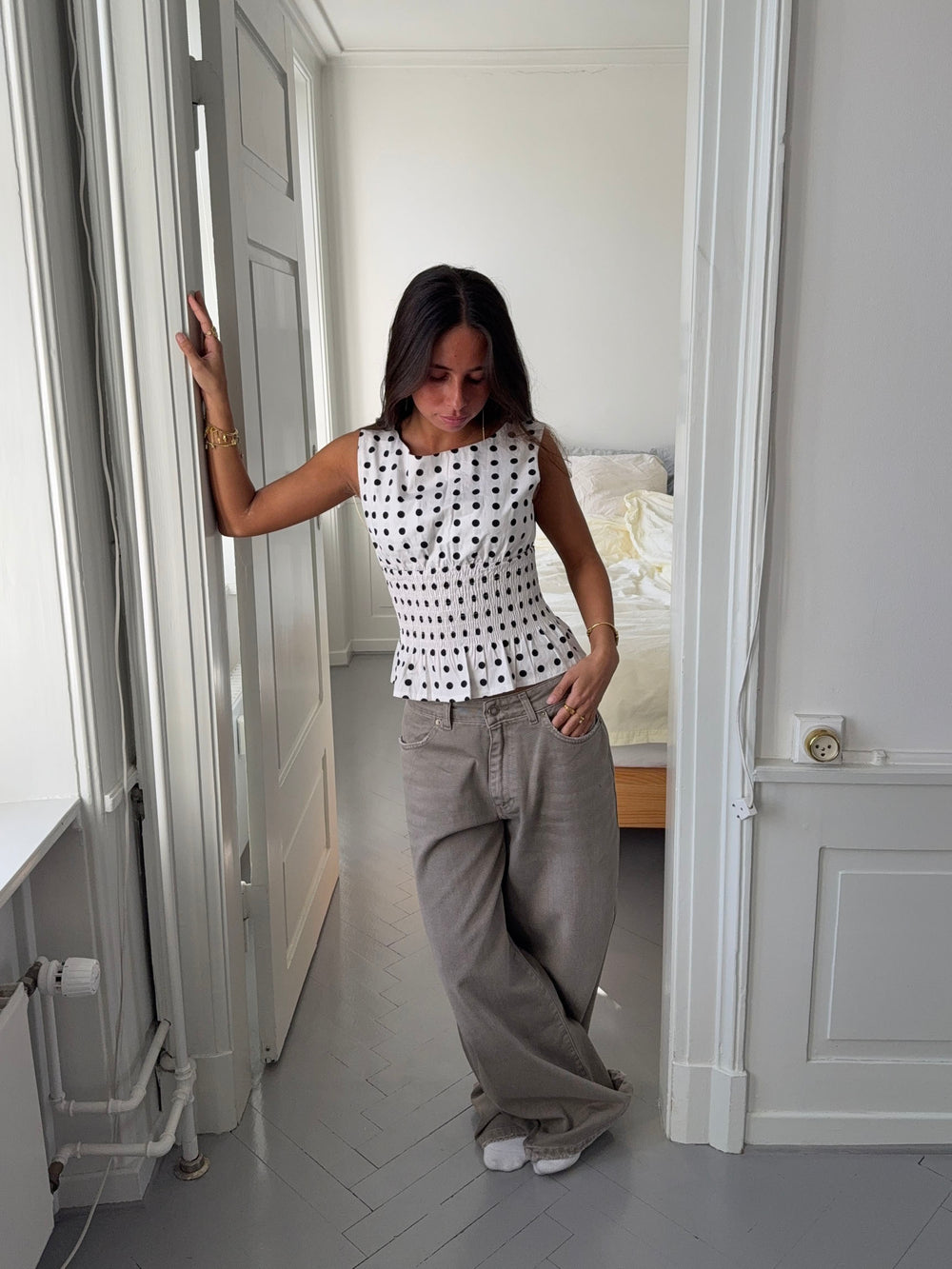 Cathrine smock top med polkaprikker - Hvid/sort