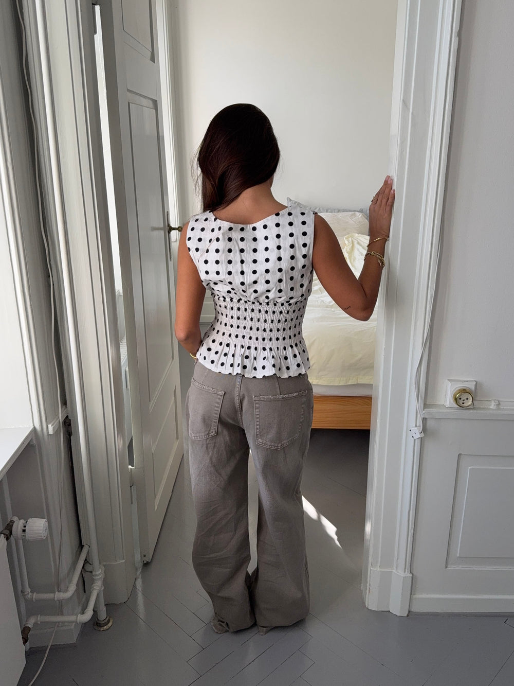 Cathrine smock top med polkaprikker - Hvid/sort