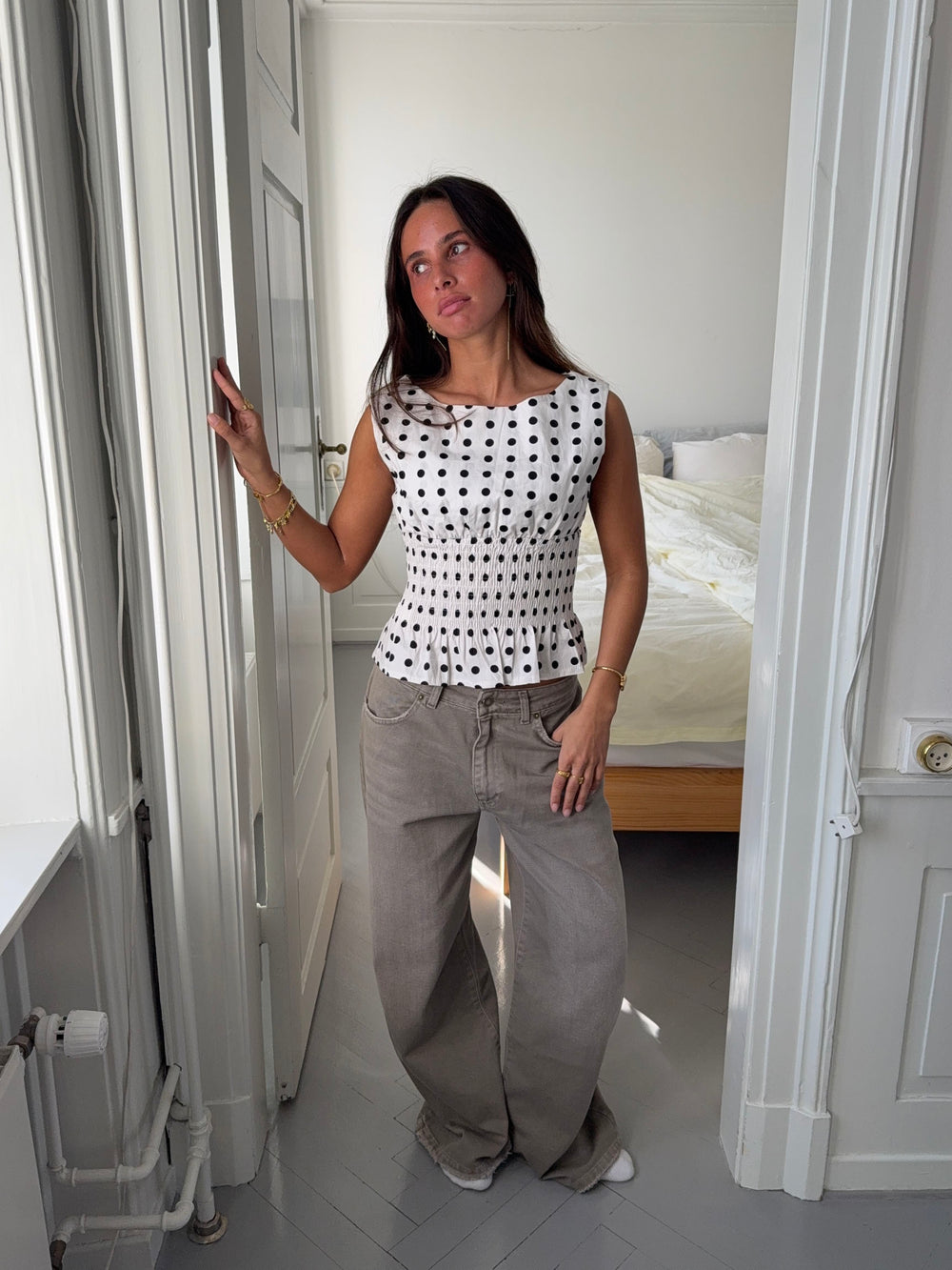 Cathrine smock top med polkaprikker - Hvid/sort