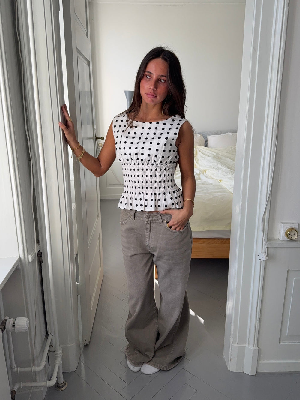 Cathrine smock top med polkaprikker - Hvid/sort