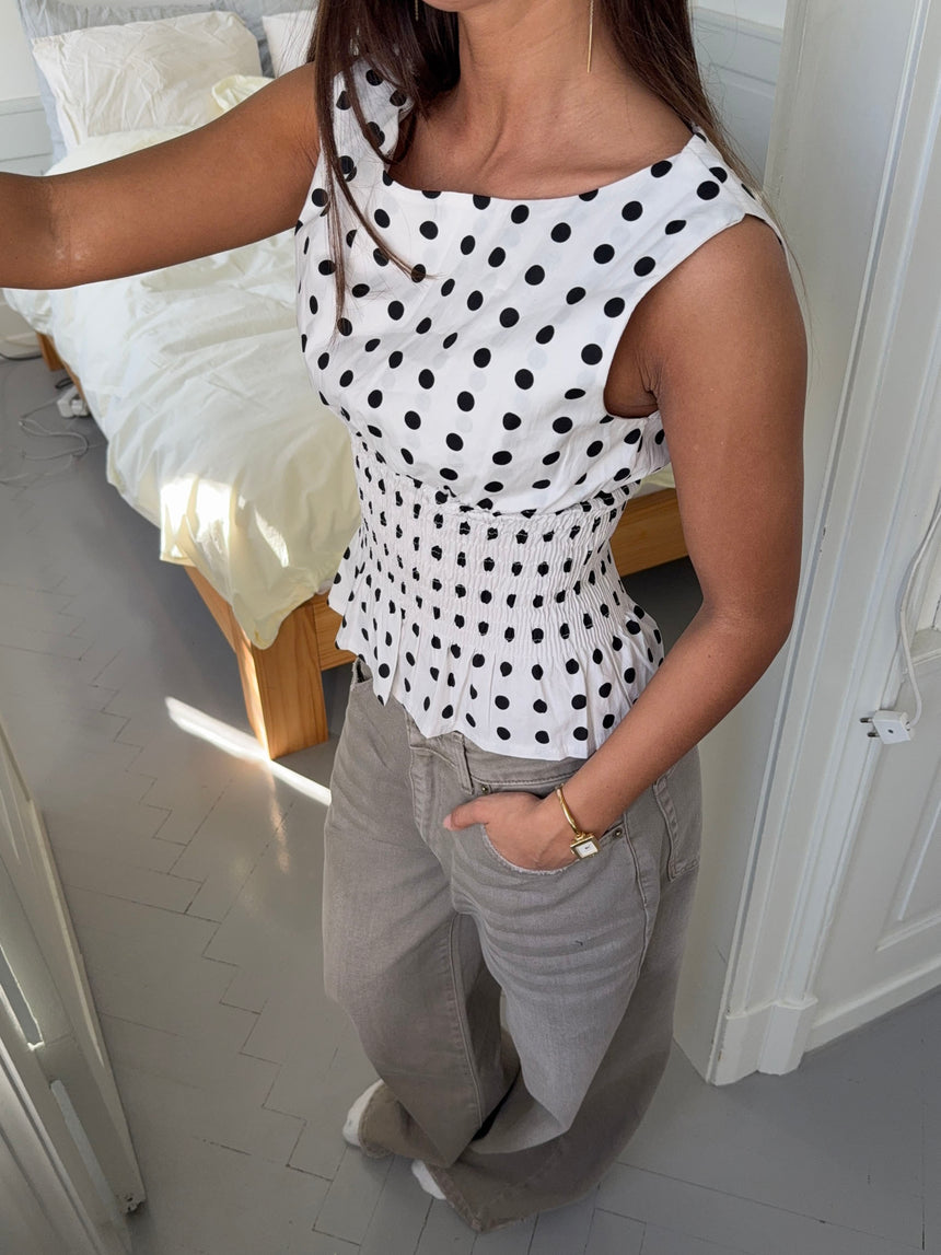 Cathrine smock top med polkaprikker - Hvid/sort