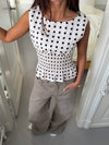 Cathrine smock top med polkaprikker - Hvid/sort