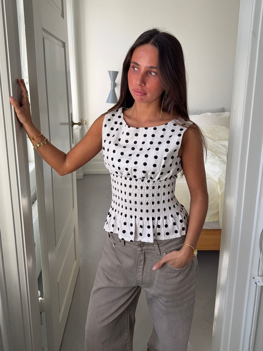 Cathrine smock top med polkaprikker - Hvid/sort