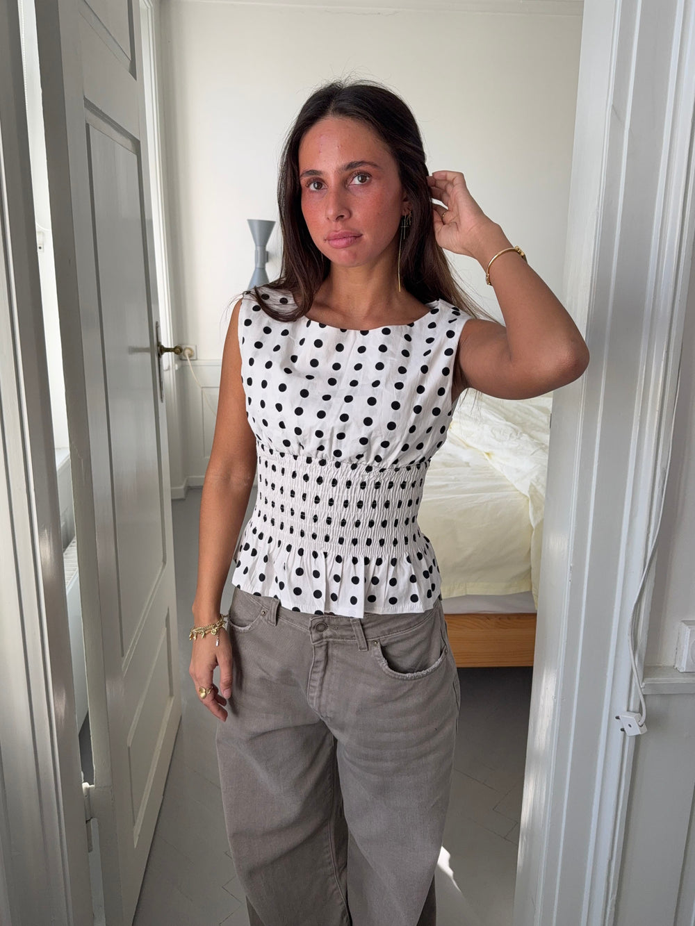 Cathrine smock top med polkaprikker - Hvid/sort