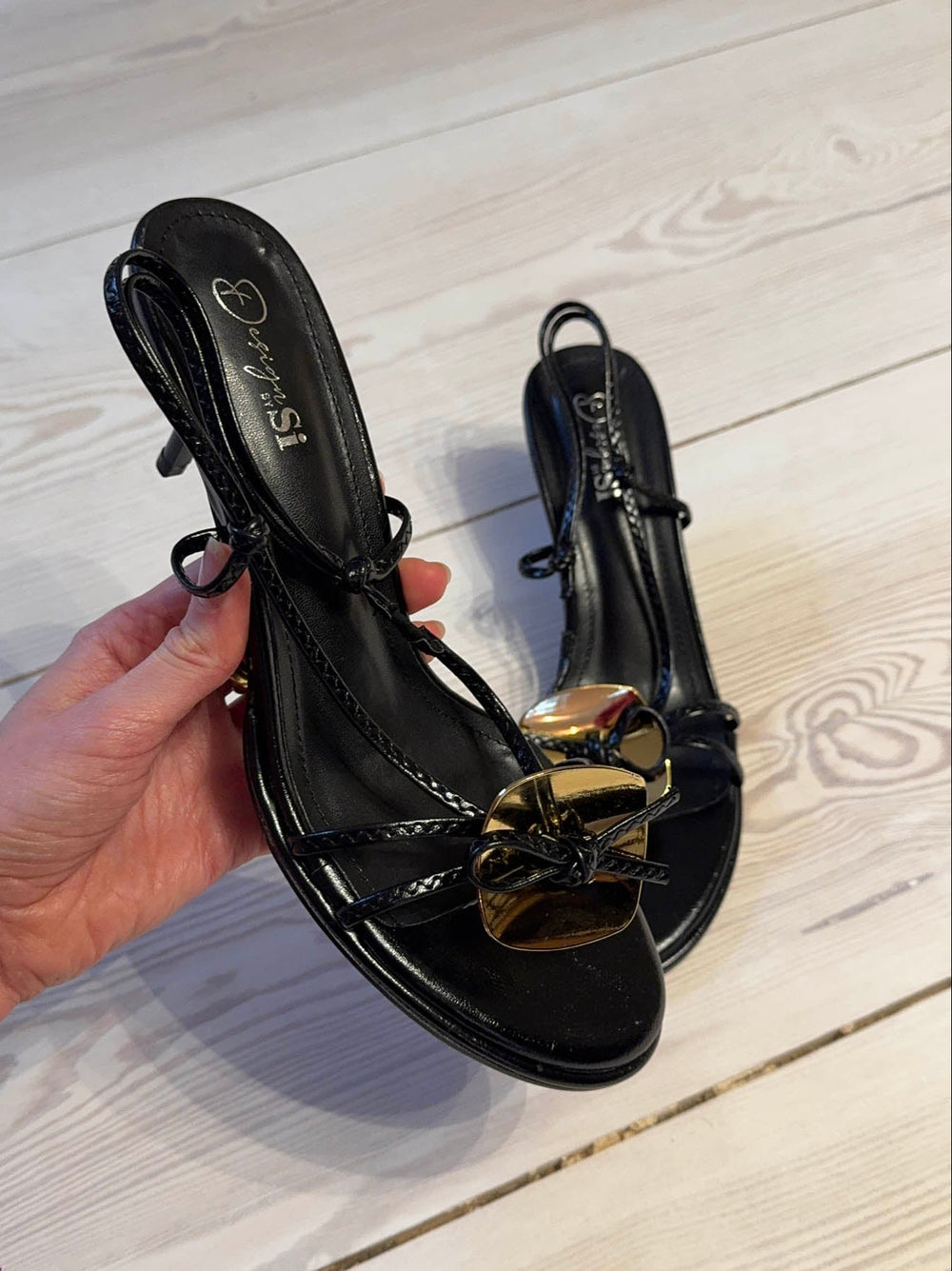 Aya stiletter med guld- og sløjfedetalje - Sort/guld