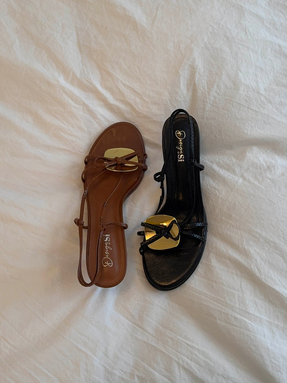 Aya stiletter med guld- og sløjfedetalje - Sort/guld