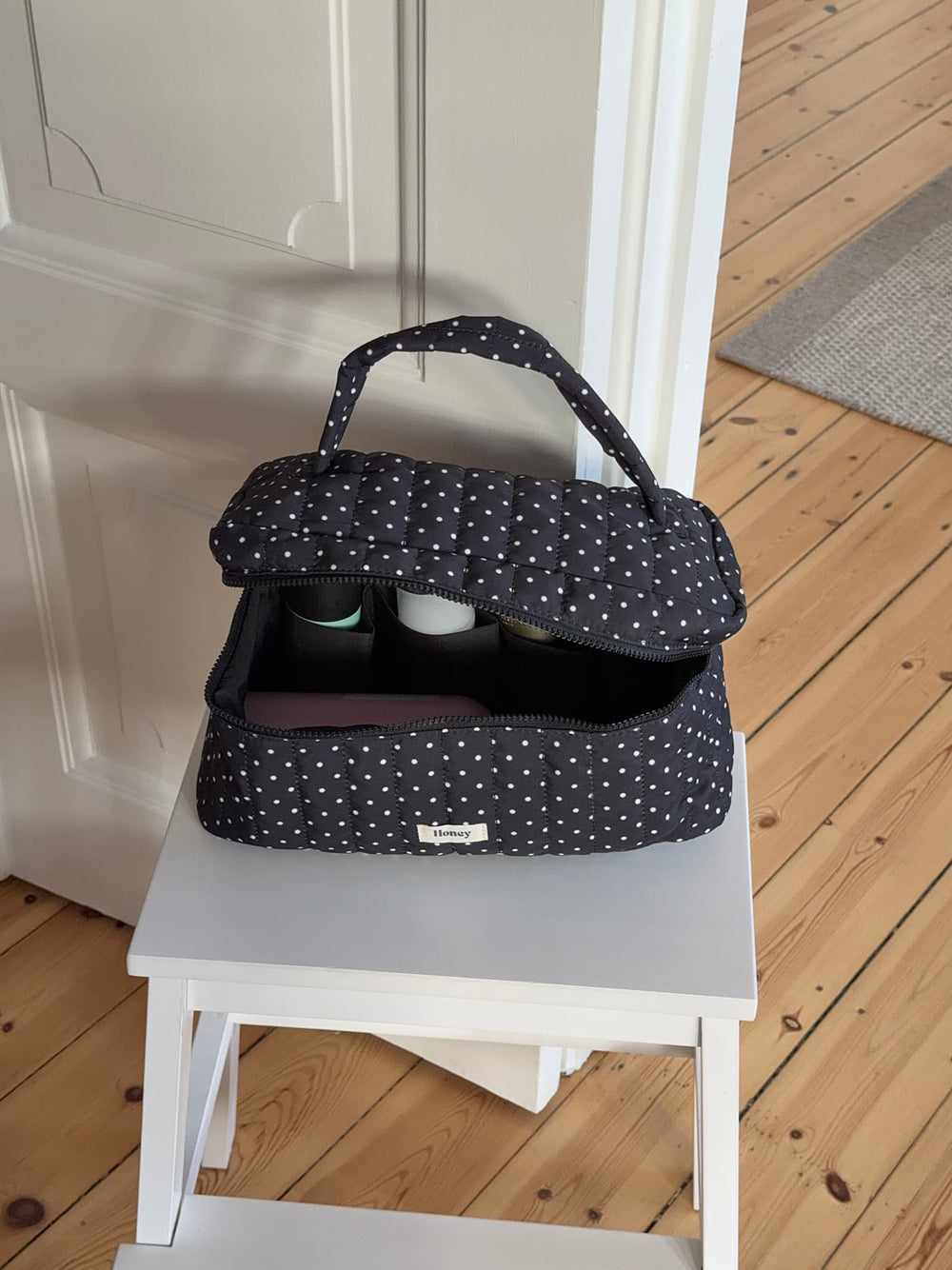 Honey stor polkaprikket toilettaske med hank - Sort/hvid