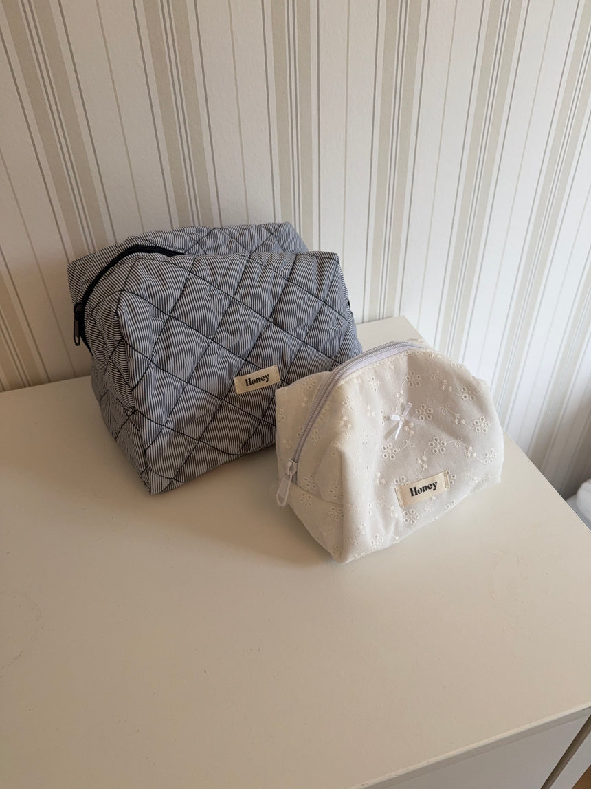 Honey stor toilettaske med striber - Mørkeblå/hvid
