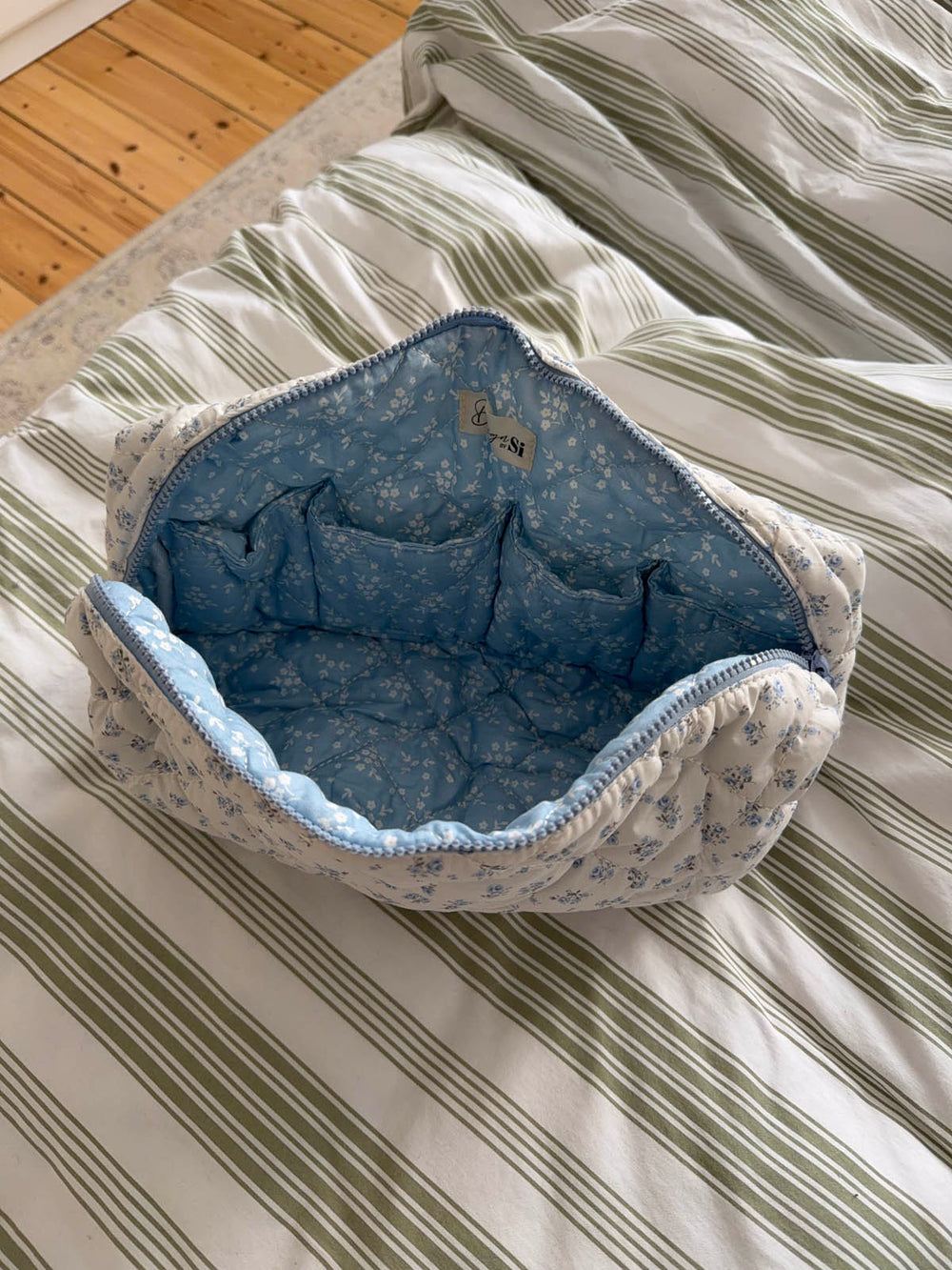 Honey stor toilettaske med blomster - Hvid/blå