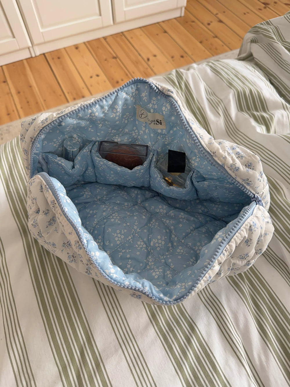 Honey stor toilettaske med blomster - Hvid/blå